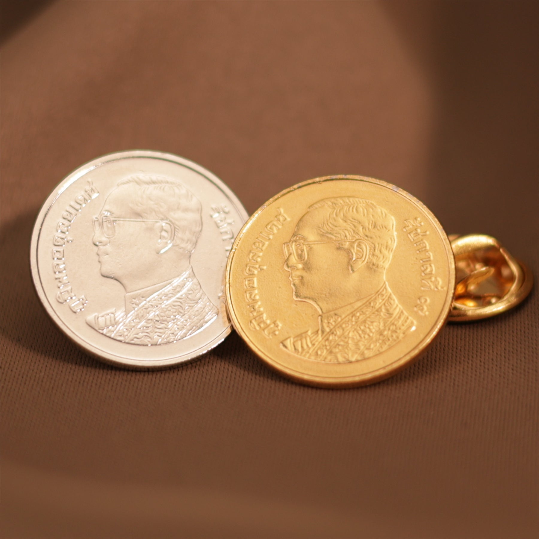 Broche con moneda tailandesa | Joyería vintage coleccionable | 1 baht niquelado | Rey Rama IX