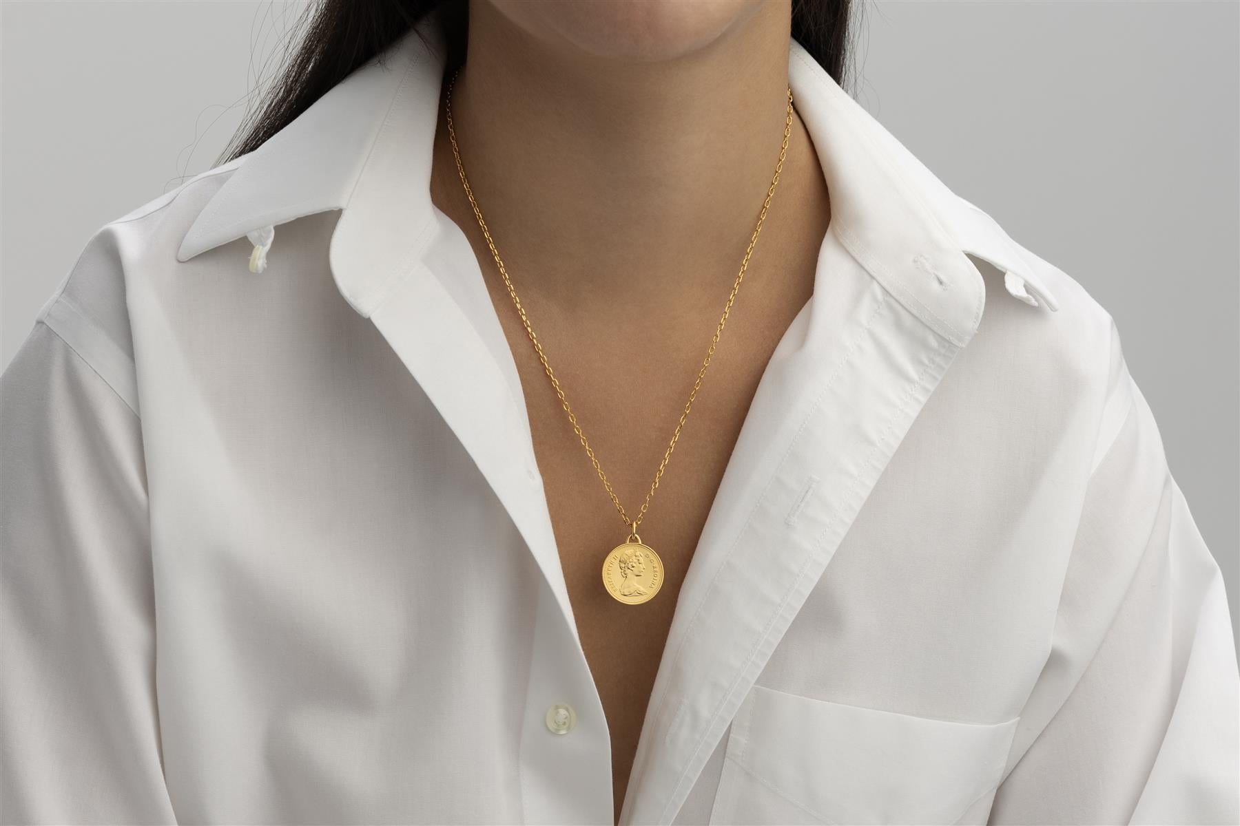 Collier avec pièce de monnaie canadienne | Pendentif médaillon | Pièce de 5 cents plaquée or 18 carats | Reine Élisabeth II | 1965-1989