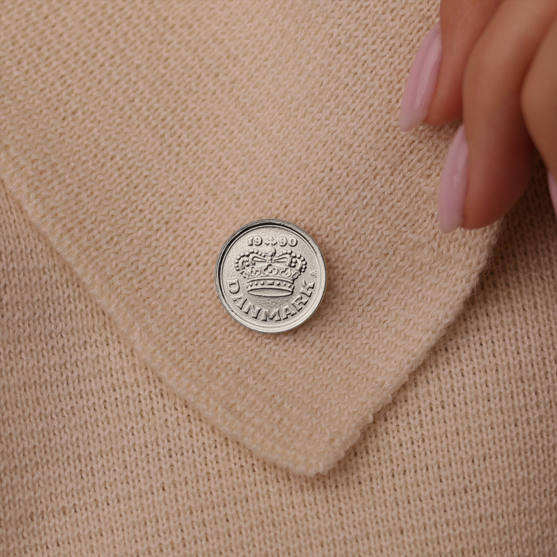 Broche et insigne de pièce de monnaie danoise | Bijou vintage de collection | Plaqué nickel 25 minerais | Couronne de la reine danoise et cœur d'amour