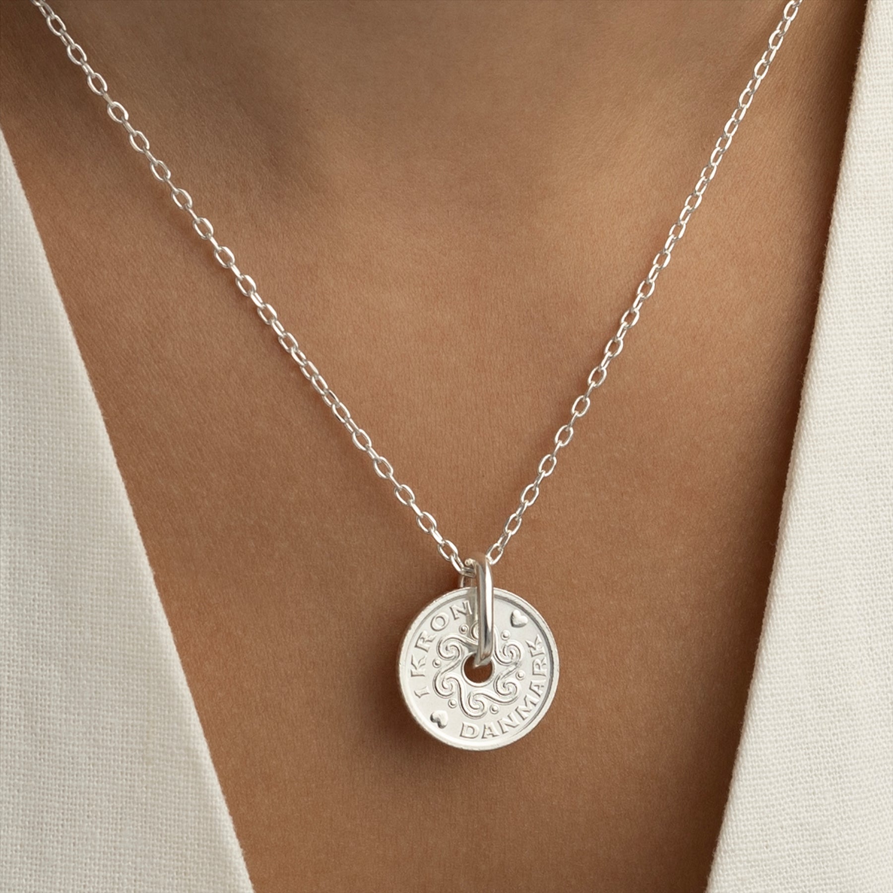 Collier avec pièce danoise | Pendentif médaillon | Plaqué rhodium 1 couronne | Danemark | 1992-2023