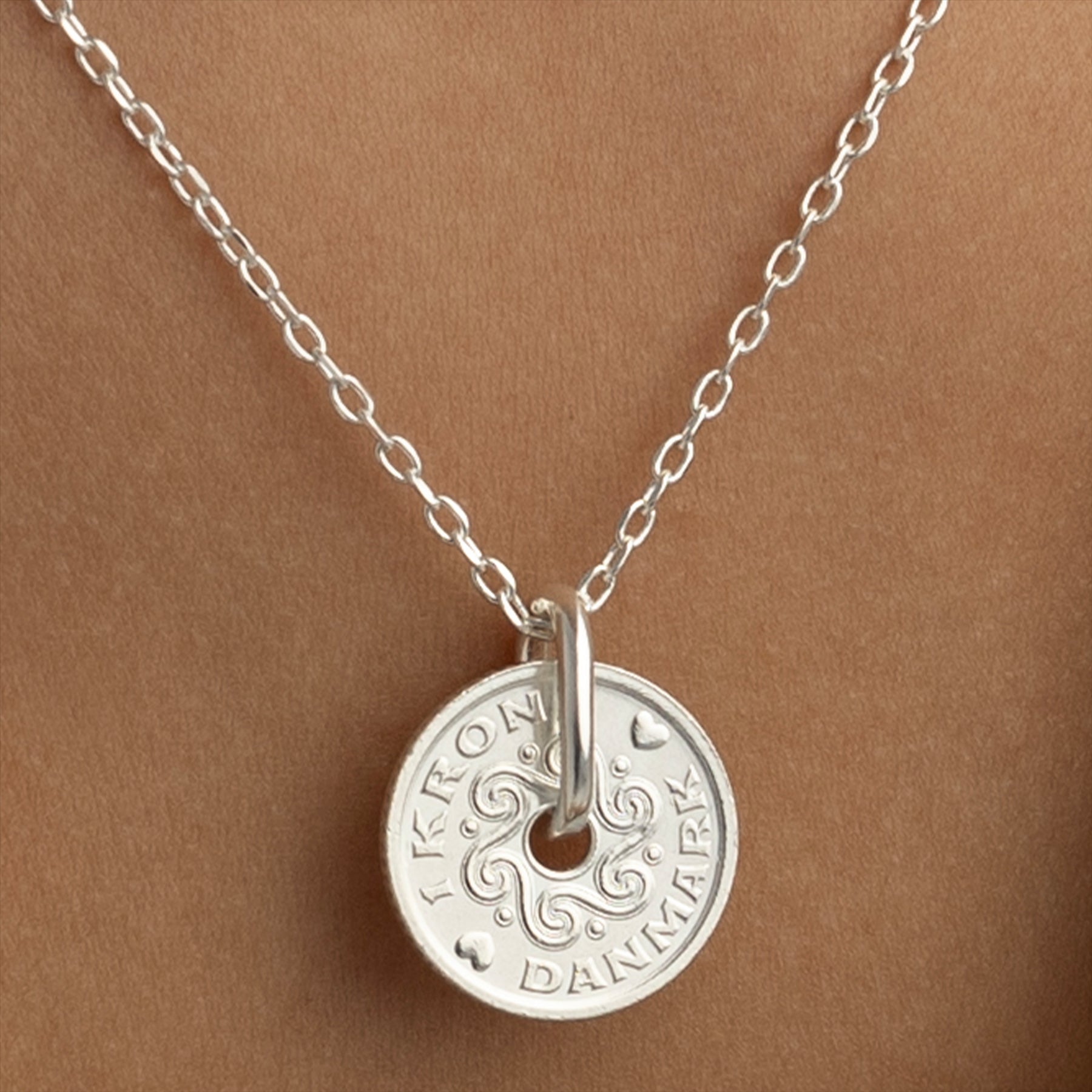 Collier avec pièce danoise | Pendentif médaillon | Plaqué rhodium 1 couronne | Danemark | 1992-2023