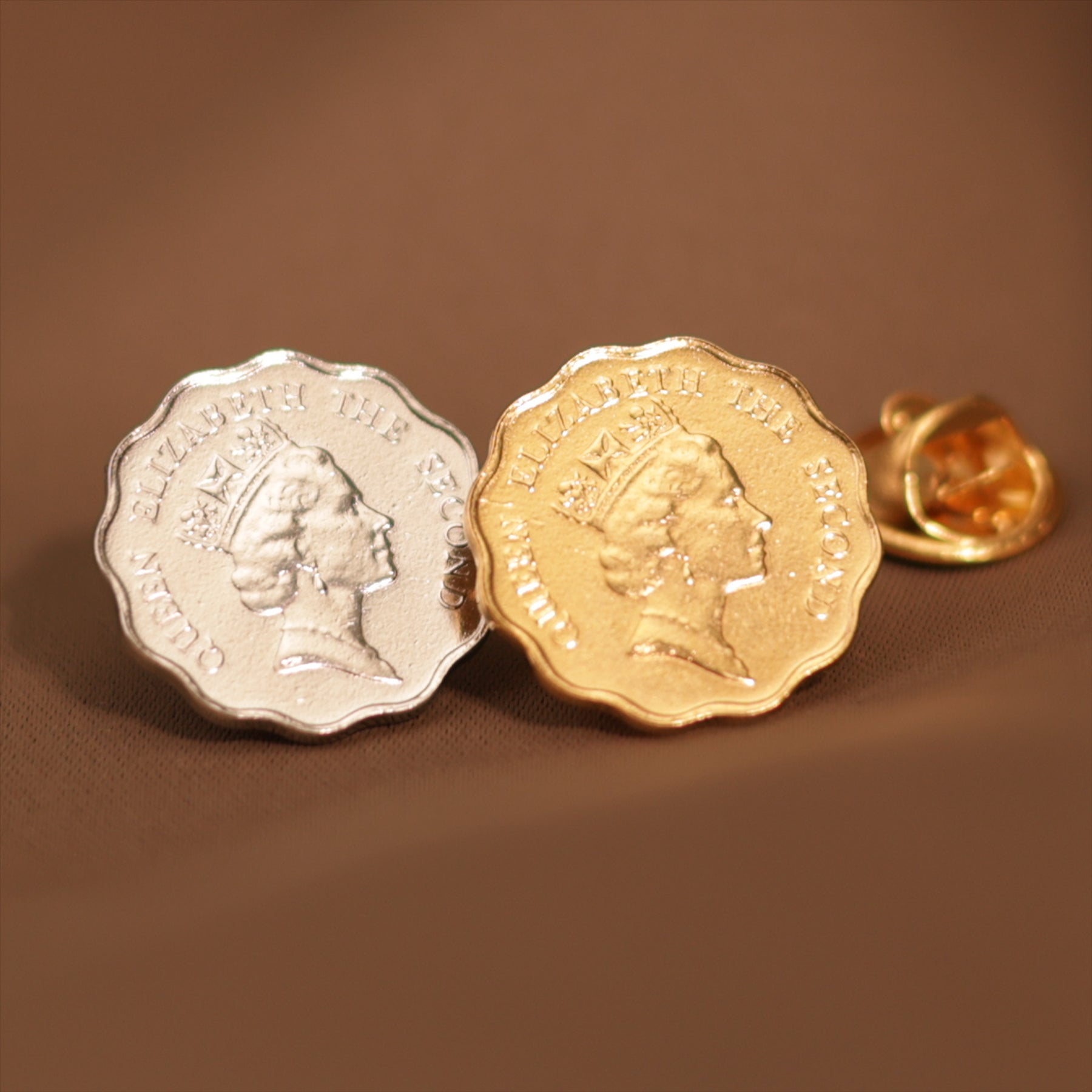 Broche et épinglette en forme de pièce de monnaie de Hong Kong | Bijoux vintage de collection | Pièce de 20 cents plaquée nickel | Reine Élisabeth II