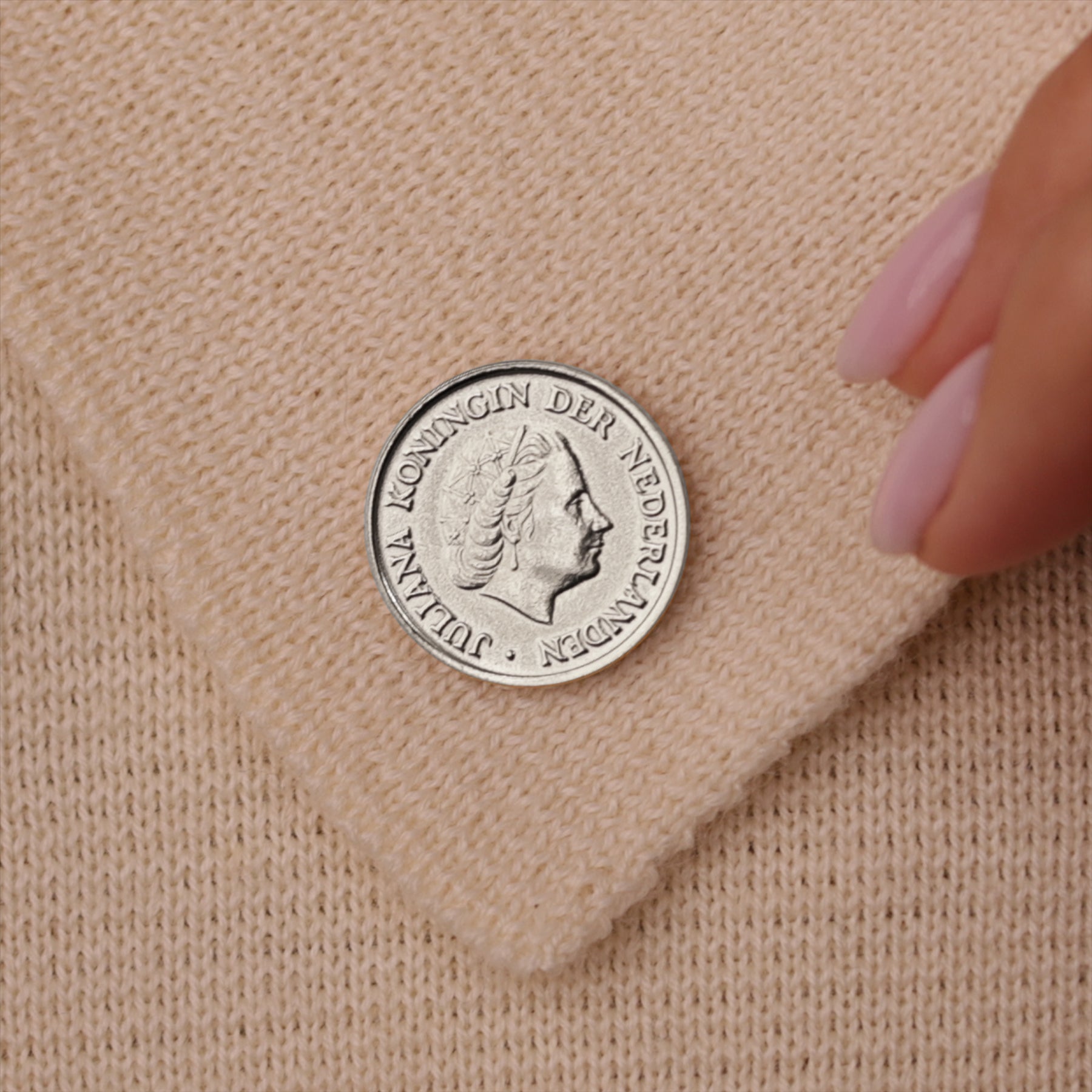 Broche Pièce de monnaie néerlandaise | Bijoux vintage de collection | Pièce de 5 centimes plaquée nickel | Reine Juliana