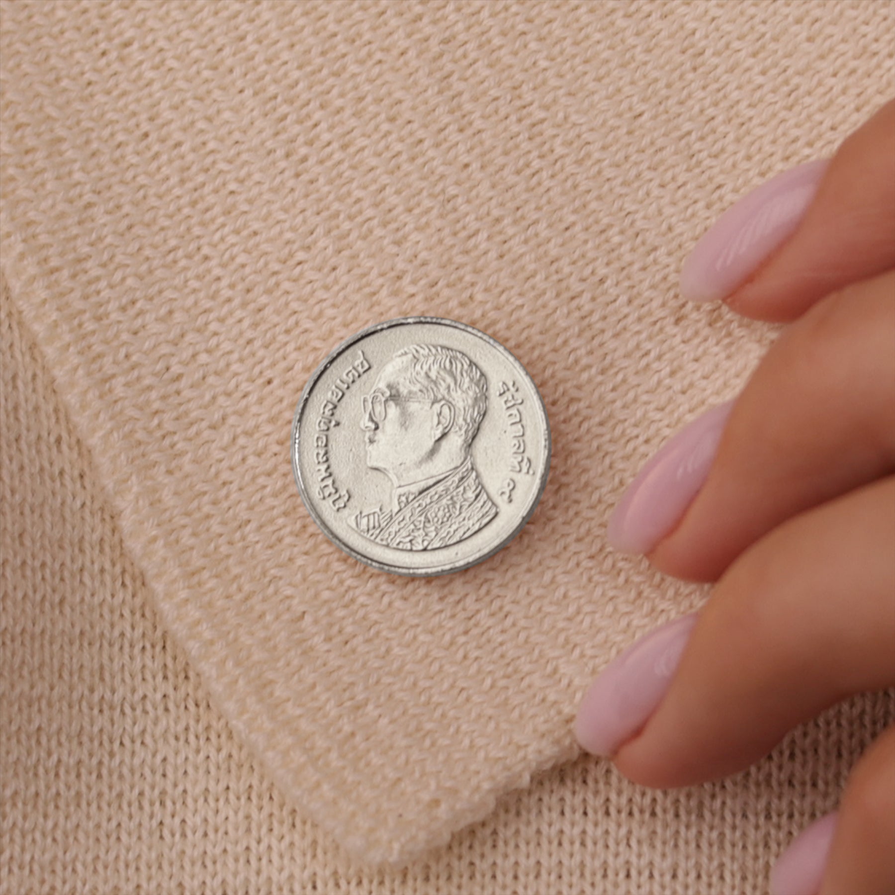 Broche con moneda tailandesa | Joyería vintage coleccionable | 1 baht niquelado | Rey Rama IX