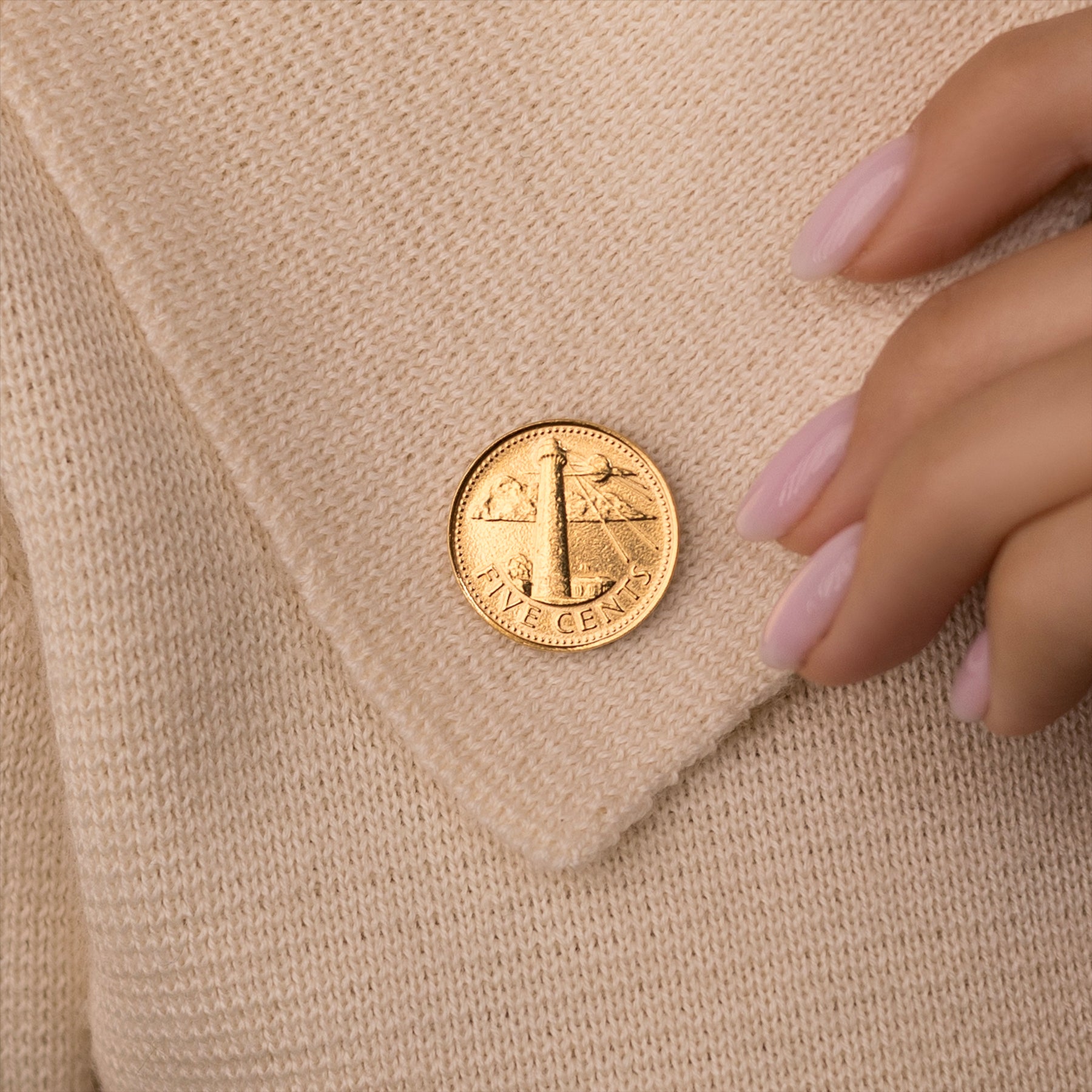 Broche con moneda de Barbados | Faro | Marina | Marinero | Viaje | Joyería vintage coleccionable | 5 centavos chapados en oro de 18 quilates