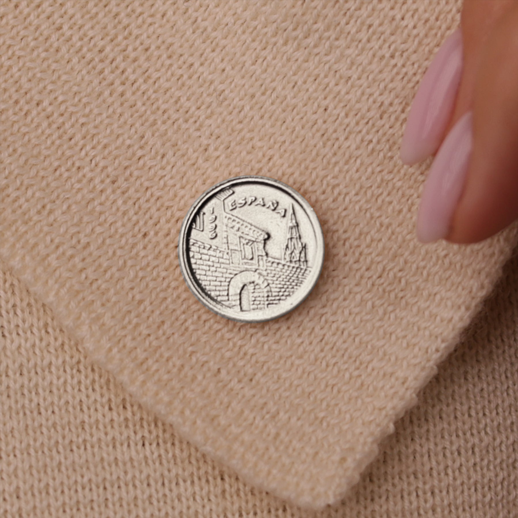 Broche con moneda española | Joyería vintage de colección | 5 pesetas niqueladas | Puerta de Carlos V | 1996 | Renacimiento español y logros históricos