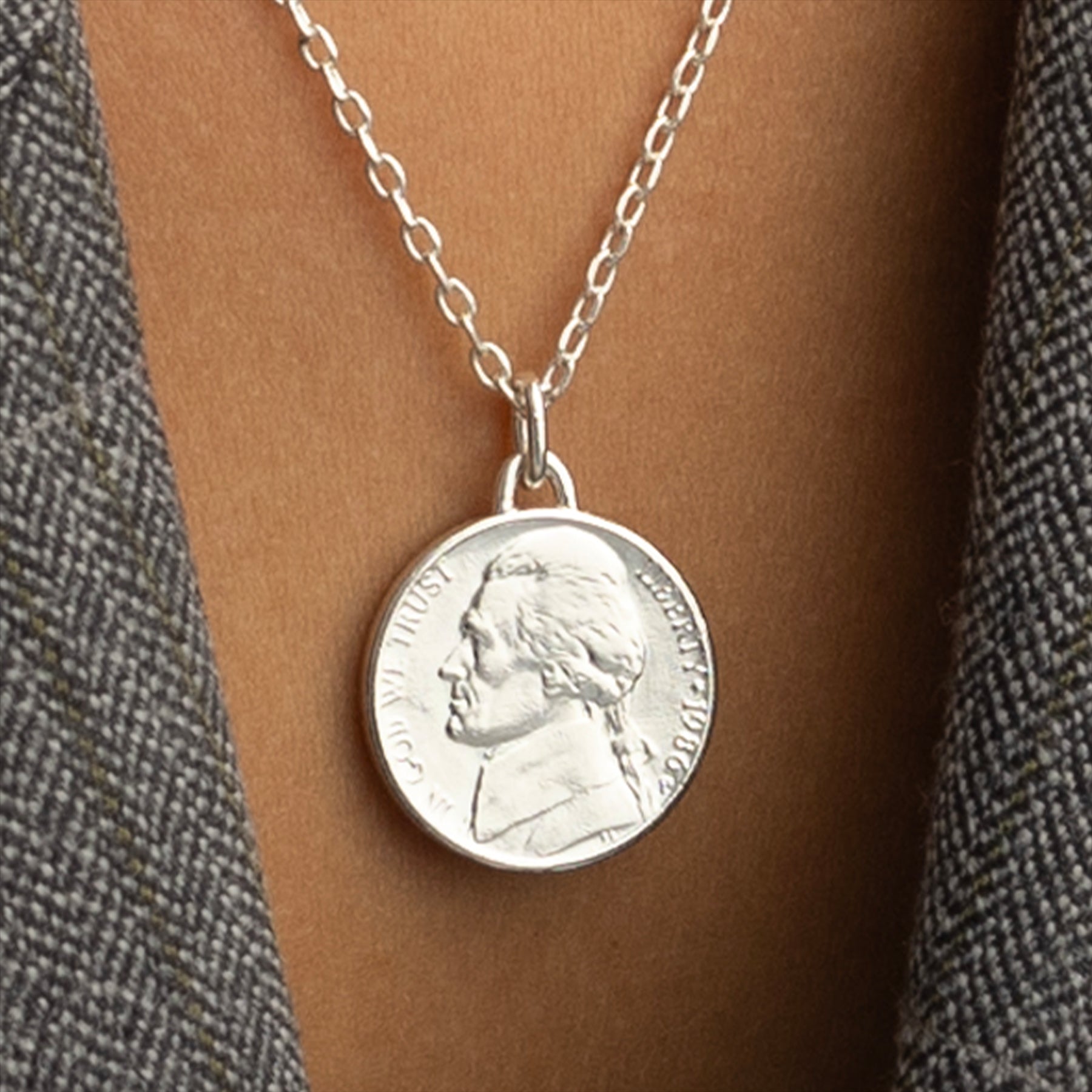 Collier avec pièce de monnaie américaine | Pendentif médaillon | Pièce de 5 cents des États-Unis plaquée rhodium | T. Jefferson | 2002