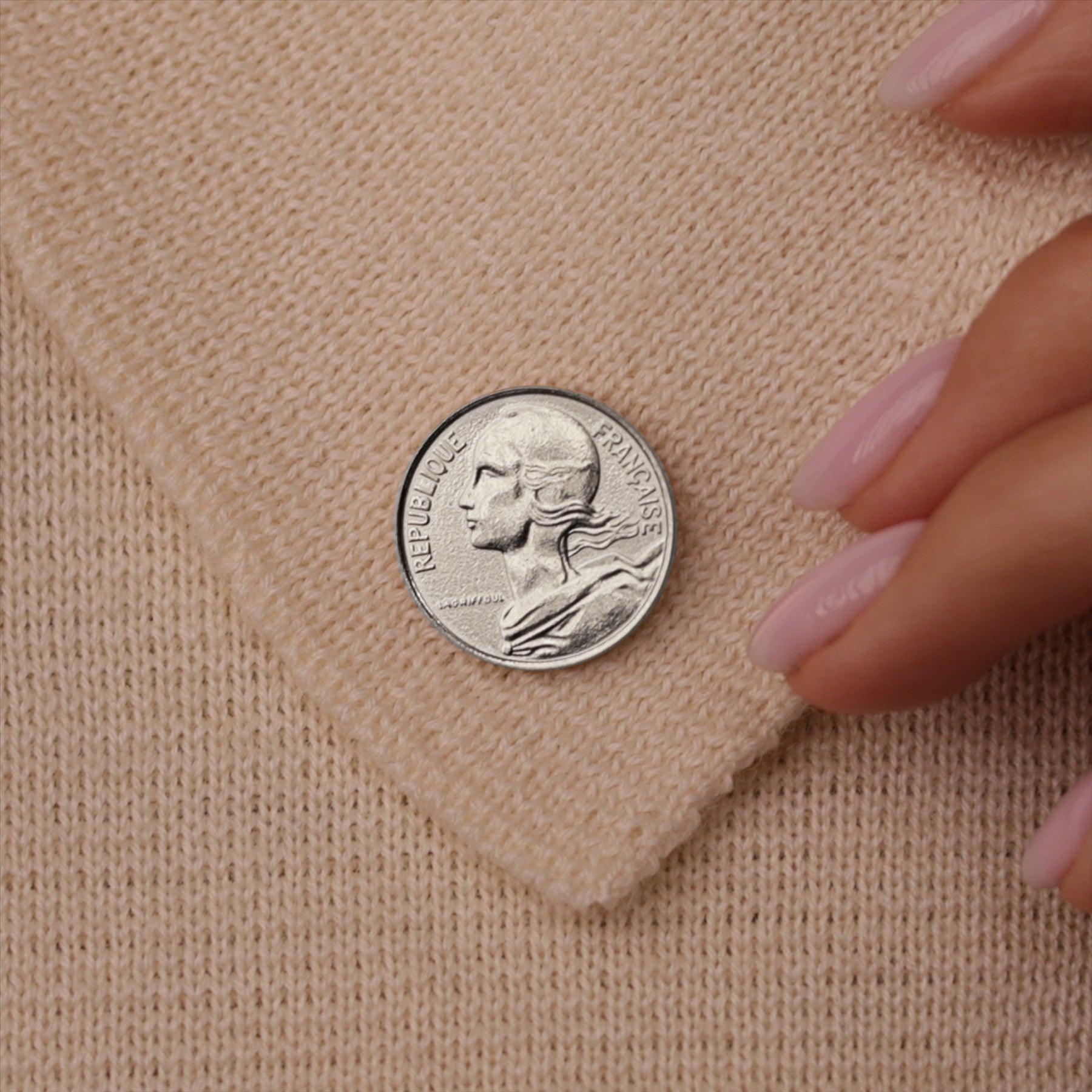 Broche pièce de monnaie française | Bijou vintage de collection | 10 centimes plaqué nickel | Déesse de la Liberté, de l'Égalité et de la Fraternité