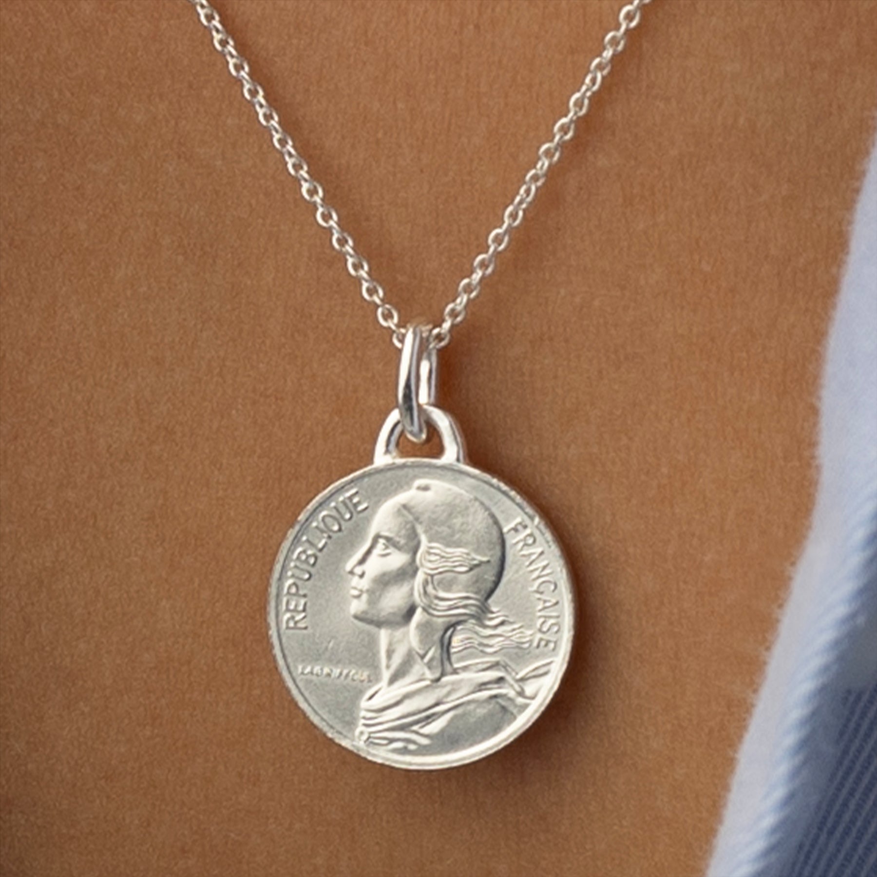 Collar con moneda francesa | Medallón colgante | 5 céntimos rodiados | 1966-2001
