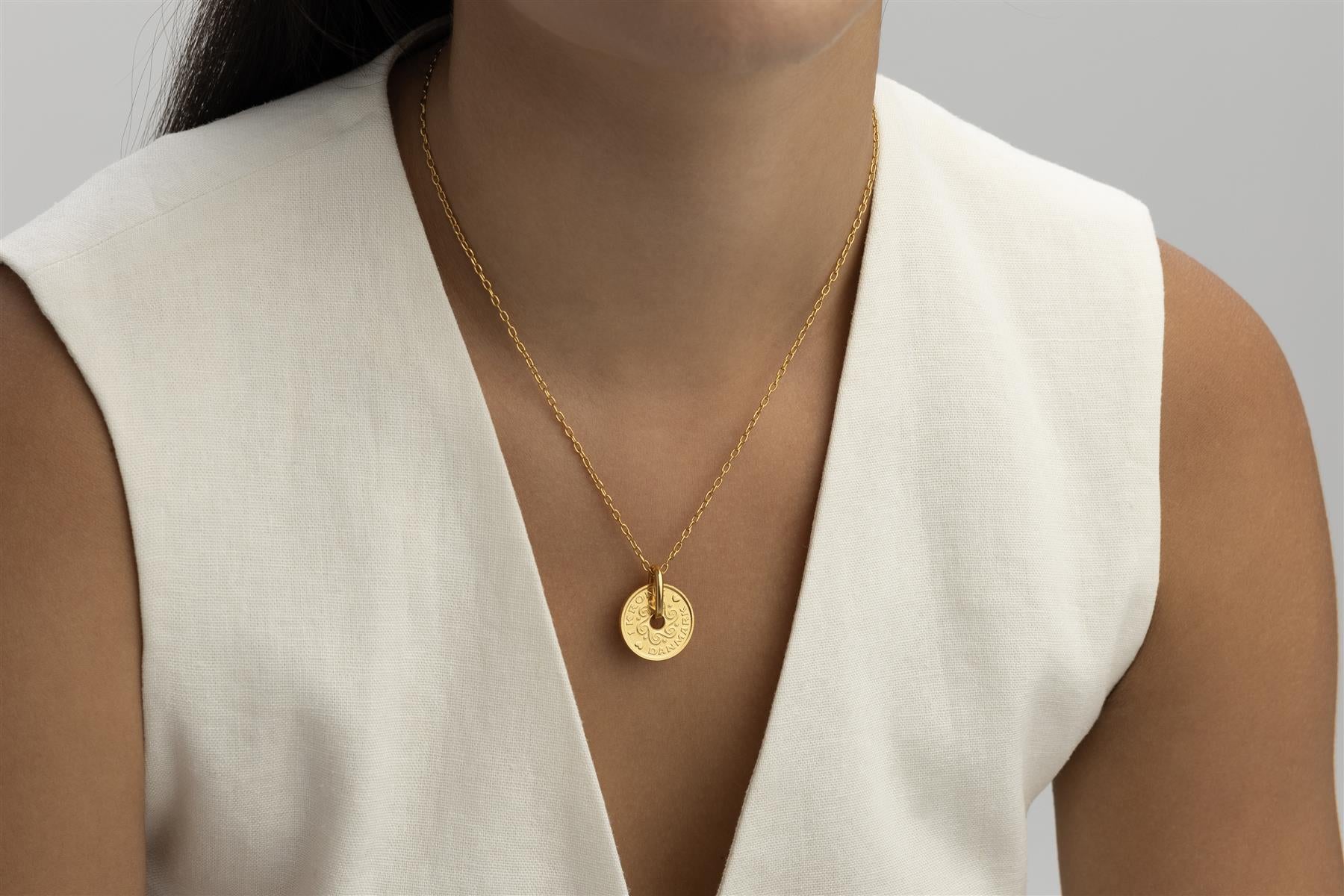 Collier avec pièce danoise | Pendentif médaillon | Plaqué or 18 carats | 1 couronne | Danemark | 1992-2023