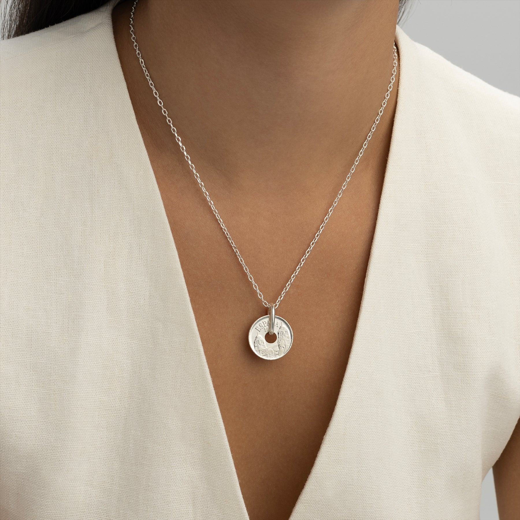 Collier avec pièce de monnaie espagnole | Pendentif médaillon | 25 pesetas plaquées rhodium | Melilla | 1997