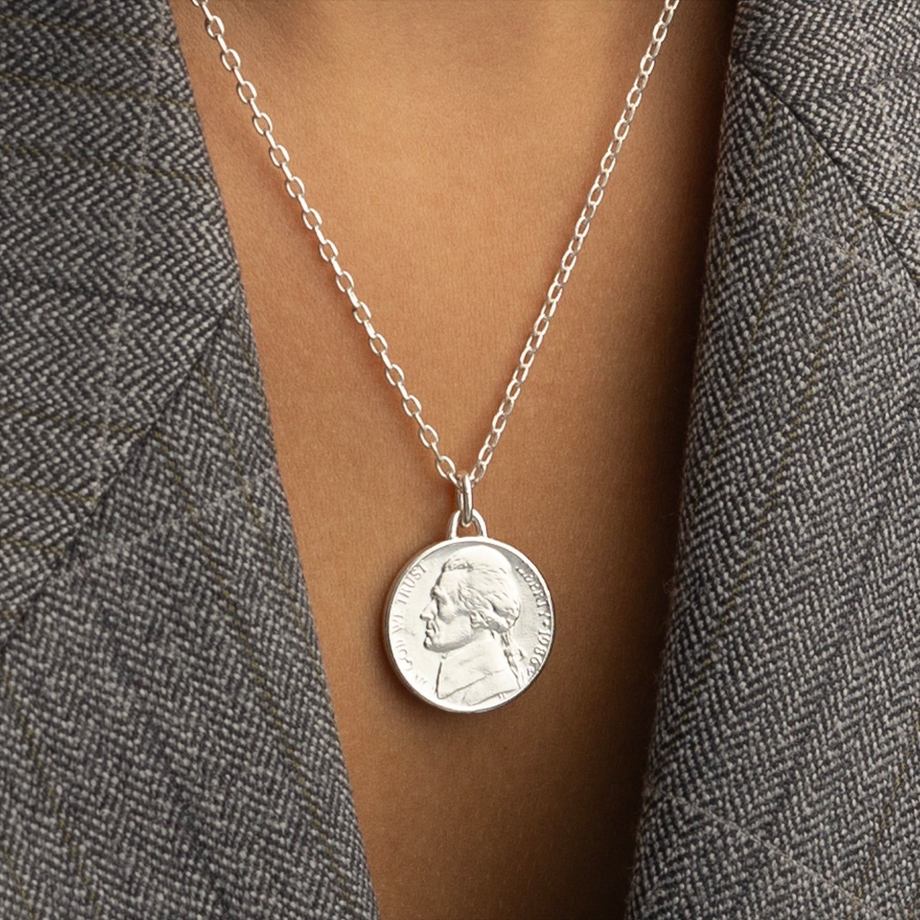Collier avec pièce de monnaie américaine | Pendentif médaillon | Pièce de 5 cents des États-Unis plaquée rhodium | T. Jefferson | 2002