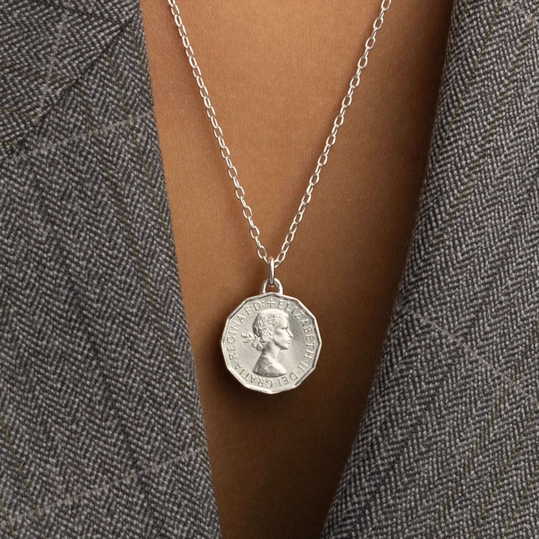 Collier avec pièce de monnaie britannique | Pendentif médaillon | Pièce de 3 pence plaquée rhodium | Reine Élisabeth II | 1954-1970