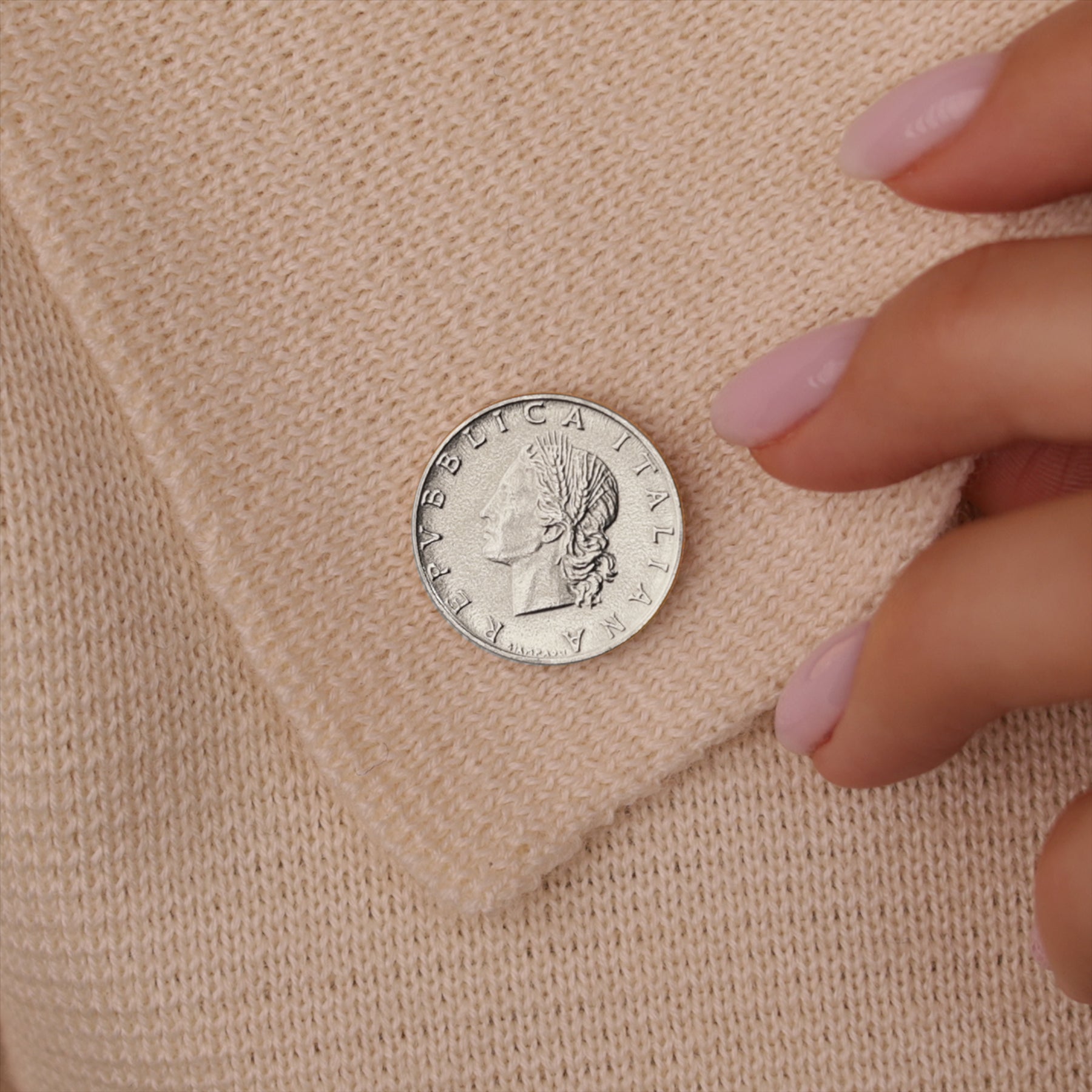 Broche et épinglette en forme de pièce de monnaie italienne | Bijoux vintage de collection | Pièce de 20 lires nickelée | Déesse Roma