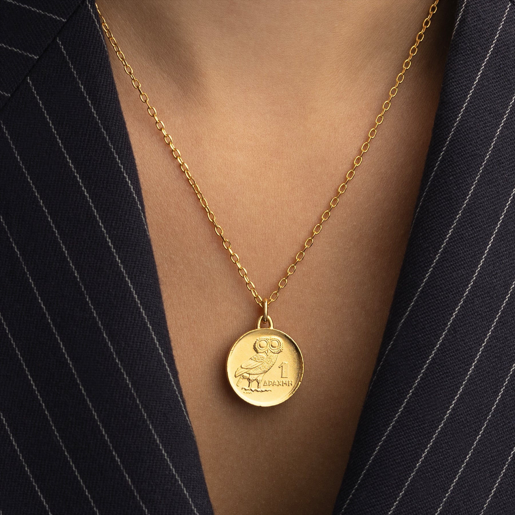 Collar con moneda griega de 1 dracma auténtica, bañado en oro de 24 quilates | Medallón | Búho | 1973