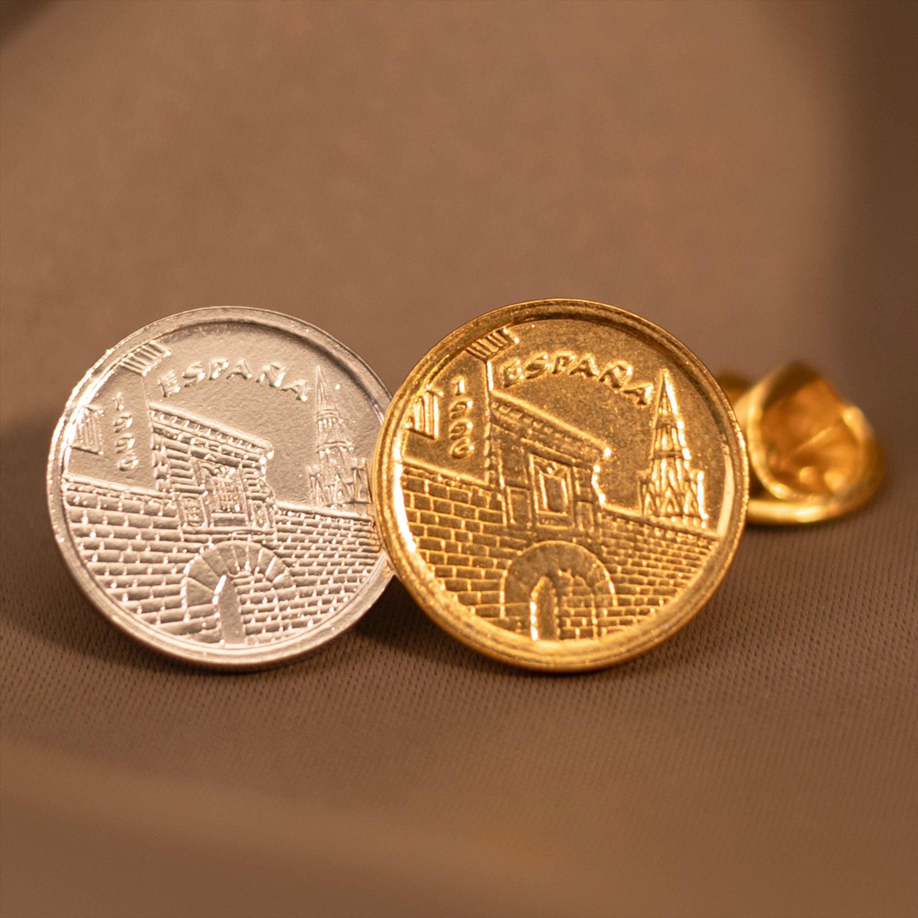 Broche con moneda española | Joyería vintage de colección | 5 pesetas niqueladas | Puerta de Carlos V | 1996 | Renacimiento español y logros históricos