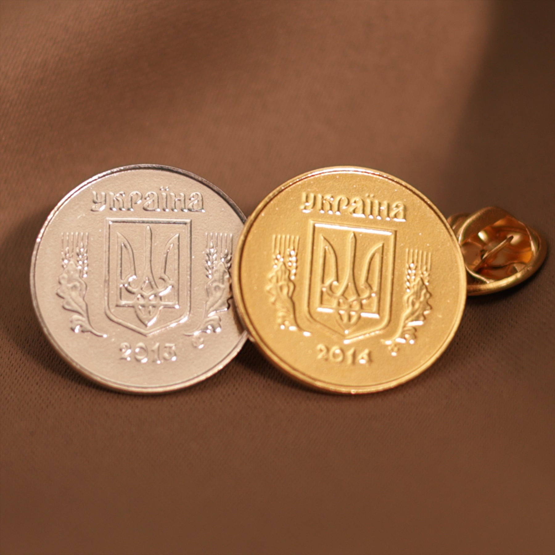 Broche et épinglette en pièce de monnaie ukrainienne | Bijoux vintage de collection | 25 Kopiyoks nickelés | Trident ukrainien | Sainte Trinité slave