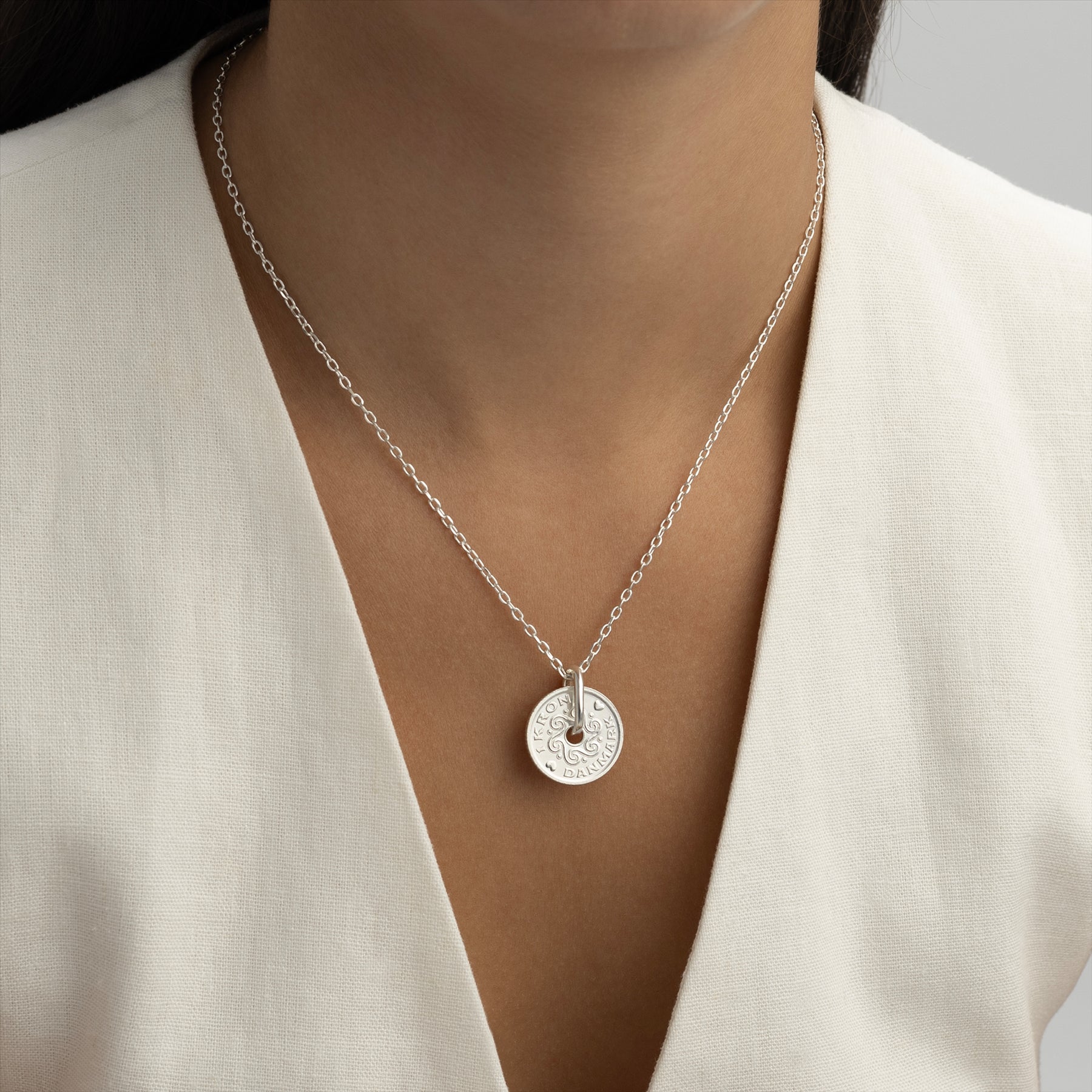 Collier avec pièce danoise | Pendentif médaillon | Plaqué rhodium 1 couronne | Danemark | 1992-2023
