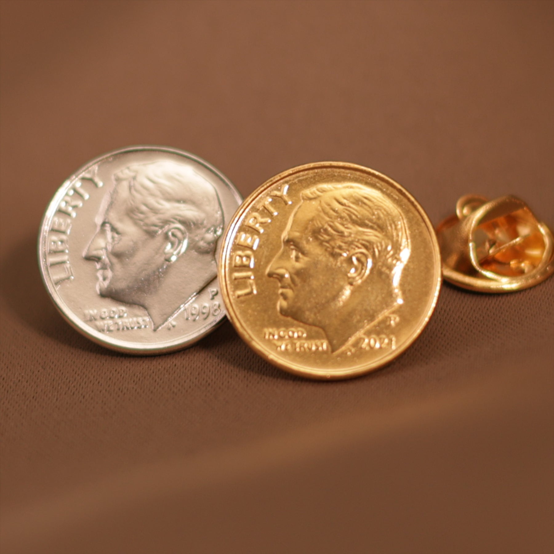 Broche et insigne de pièce de monnaie américaine | Bijoux vintage de collection | Pièce de dix cents nickelée | Roosevelt Dime | Fier vétéran