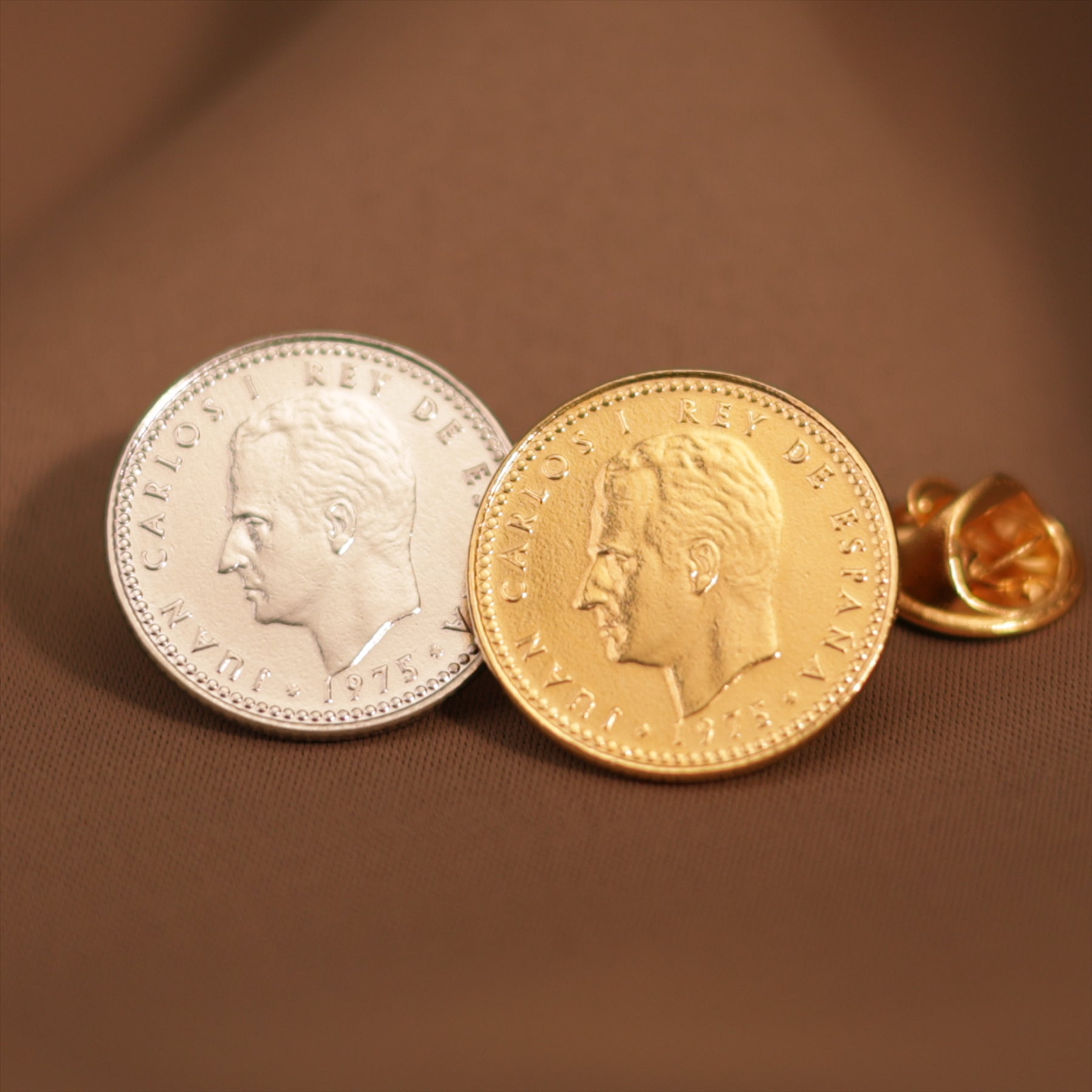 Broche et épinglette de pièce de monnaie espagnole | Bijoux vintage de collection | Pièce de 1 peseta nickelée | Roi Juan Carlos Ier