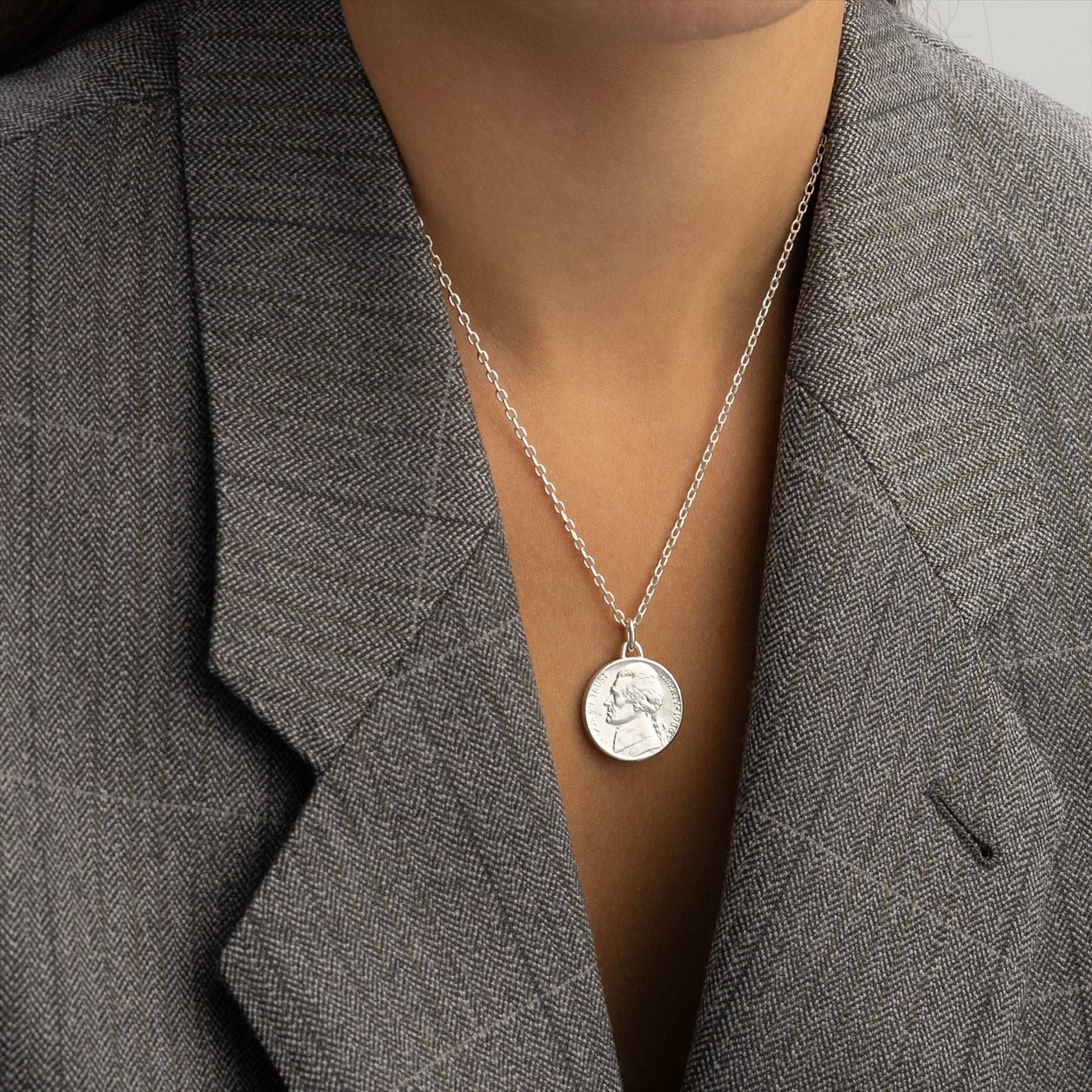 Collier avec pièce de monnaie américaine | Pendentif médaillon | Pièce de 5 cents des États-Unis plaquée rhodium | T. Jefferson | 2002