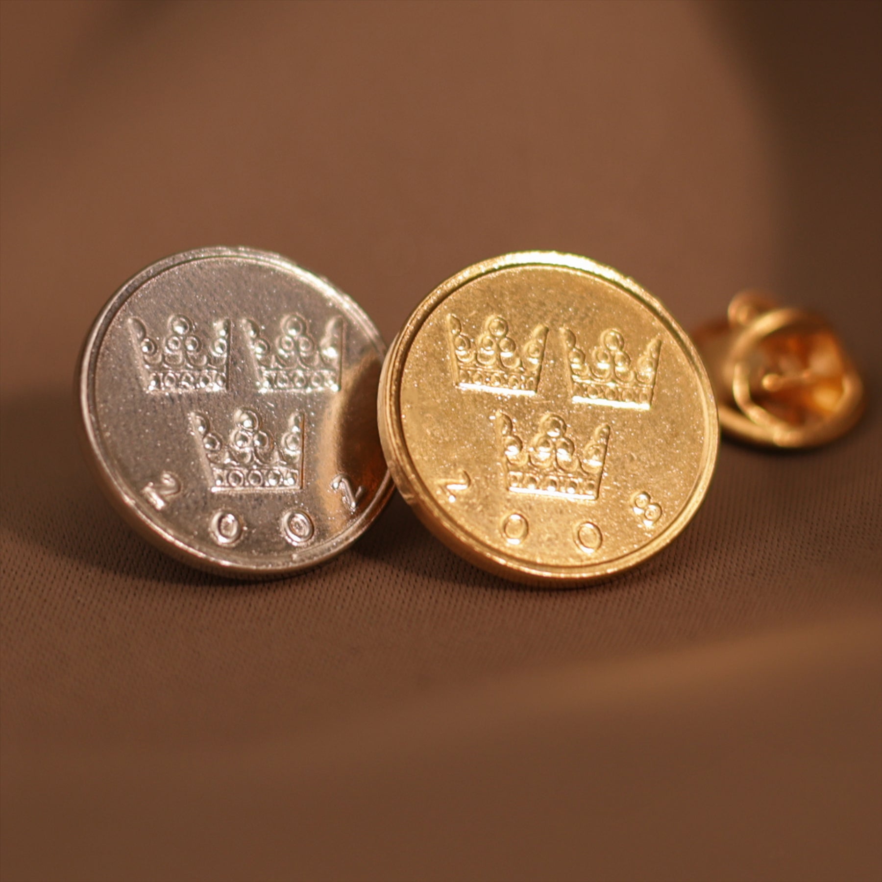 Broche et insigne de pièce de monnaie suédoise | Bijoux vintage de collection | 50 pièces plaquées nickel | Trois couronnes
