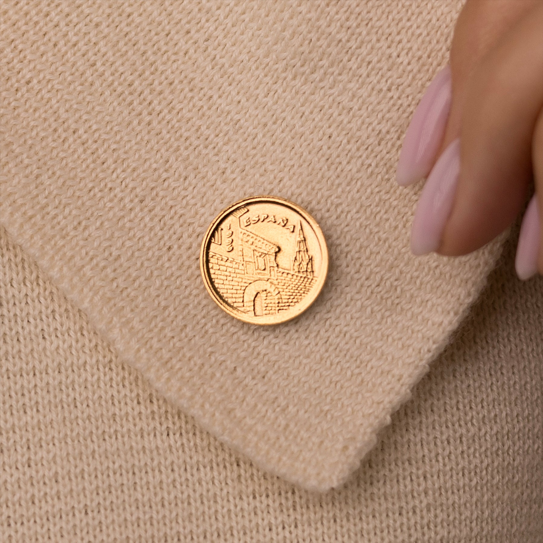 Broche-épingle en forme de pièce de monnaie espagnole | Bijoux vintage de collection | 5 pesetas plaquées or 18 carats | Porte de Charles Quint | 1996 | Renaissance espagnole et grandes réalisations historiques