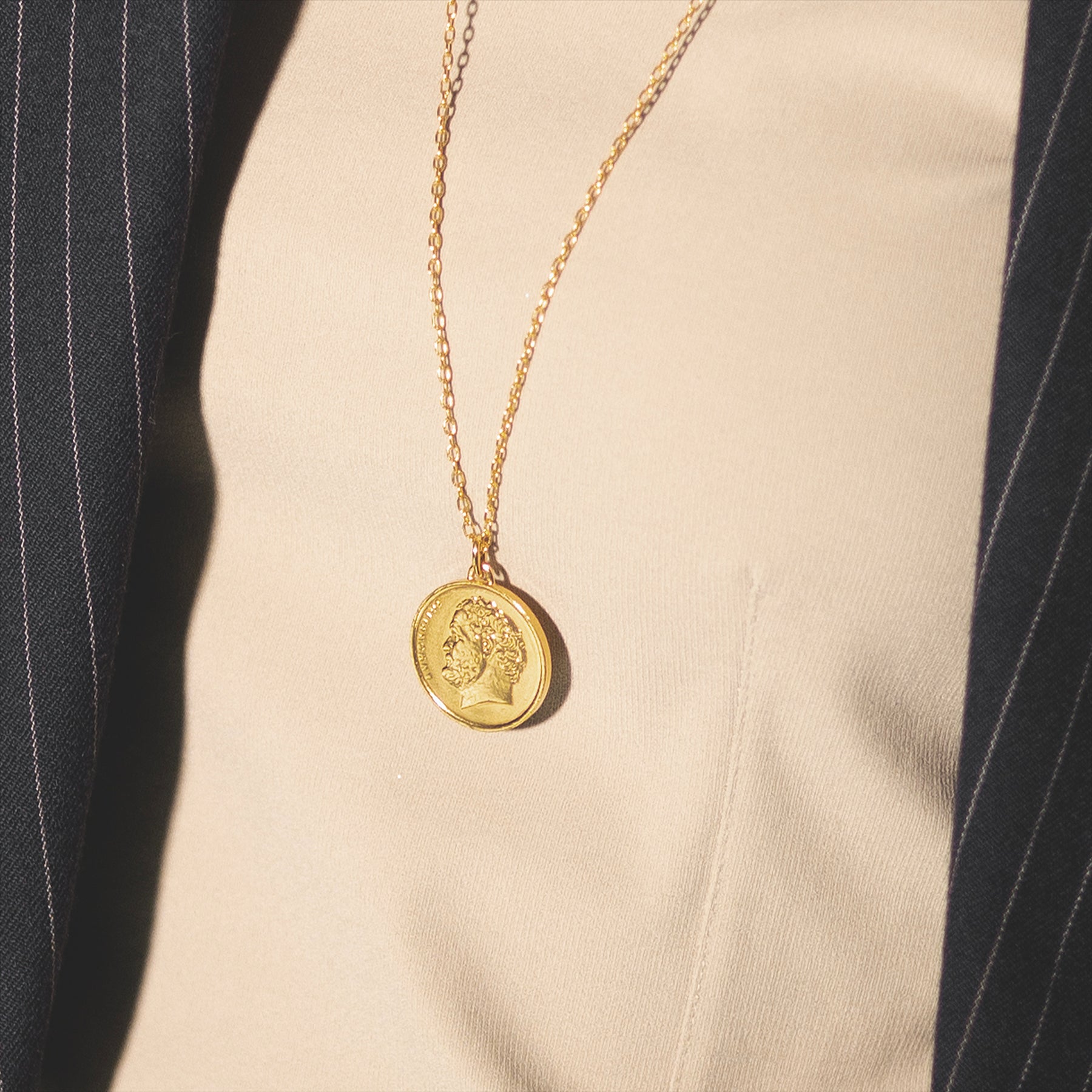 Collier avec pièce grecque | Pendentif médaillon | 10 drachmes plaqué or 18 carats | Démocrite | 1976-2000