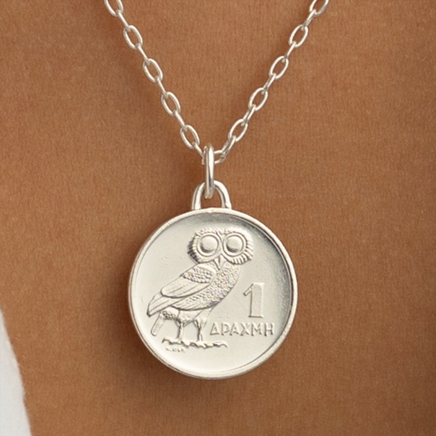 Collier plaqué rhodium avec véritable pièce grecque d'une drachme | Médaillon | Chouette | 1973