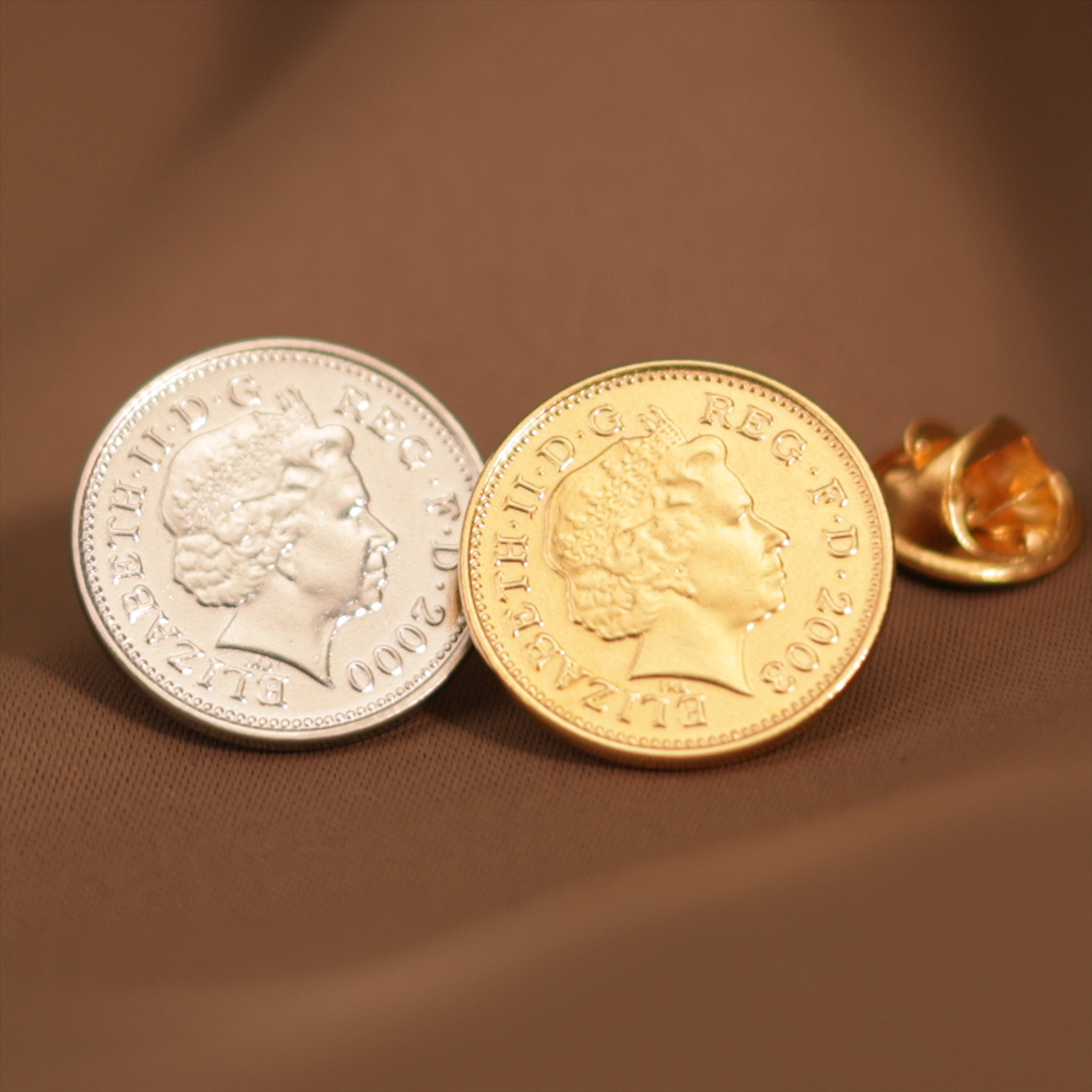 Broche et insigne de pièce de monnaie britannique | Bijou vintage de collection | Pièce de 1 penny nickelée | Reine Élisabeth II