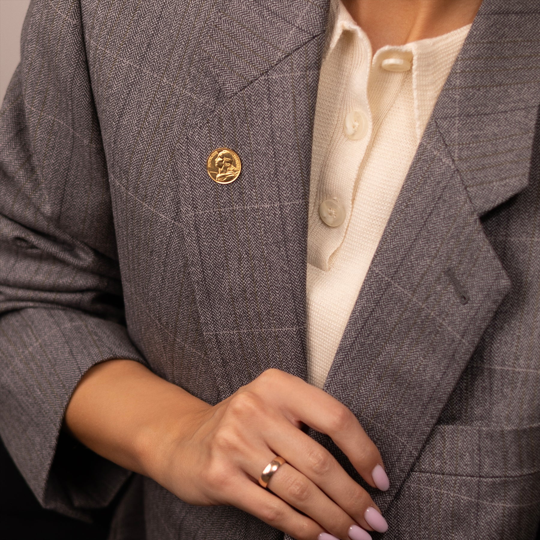 Broche con moneda francesa | Joyería vintage de colección | 10 céntimos chapados en oro de 18 quilates | Diosa de la Libertad, la Igualdad y la Fraternidad
