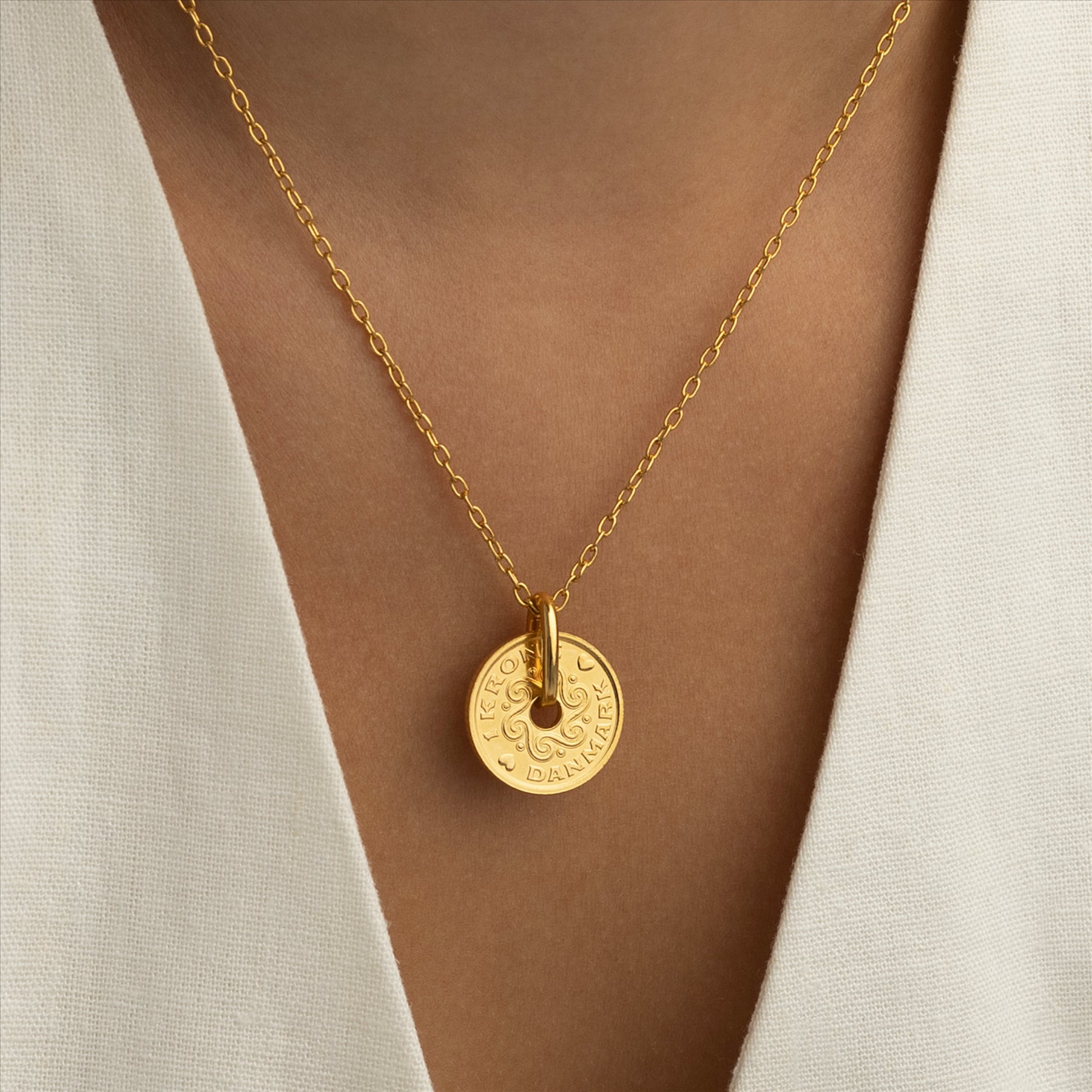 Collier avec pièce danoise | Pendentif médaillon | Plaqué or 18 carats | 1 couronne | Danemark | 1992-2023
