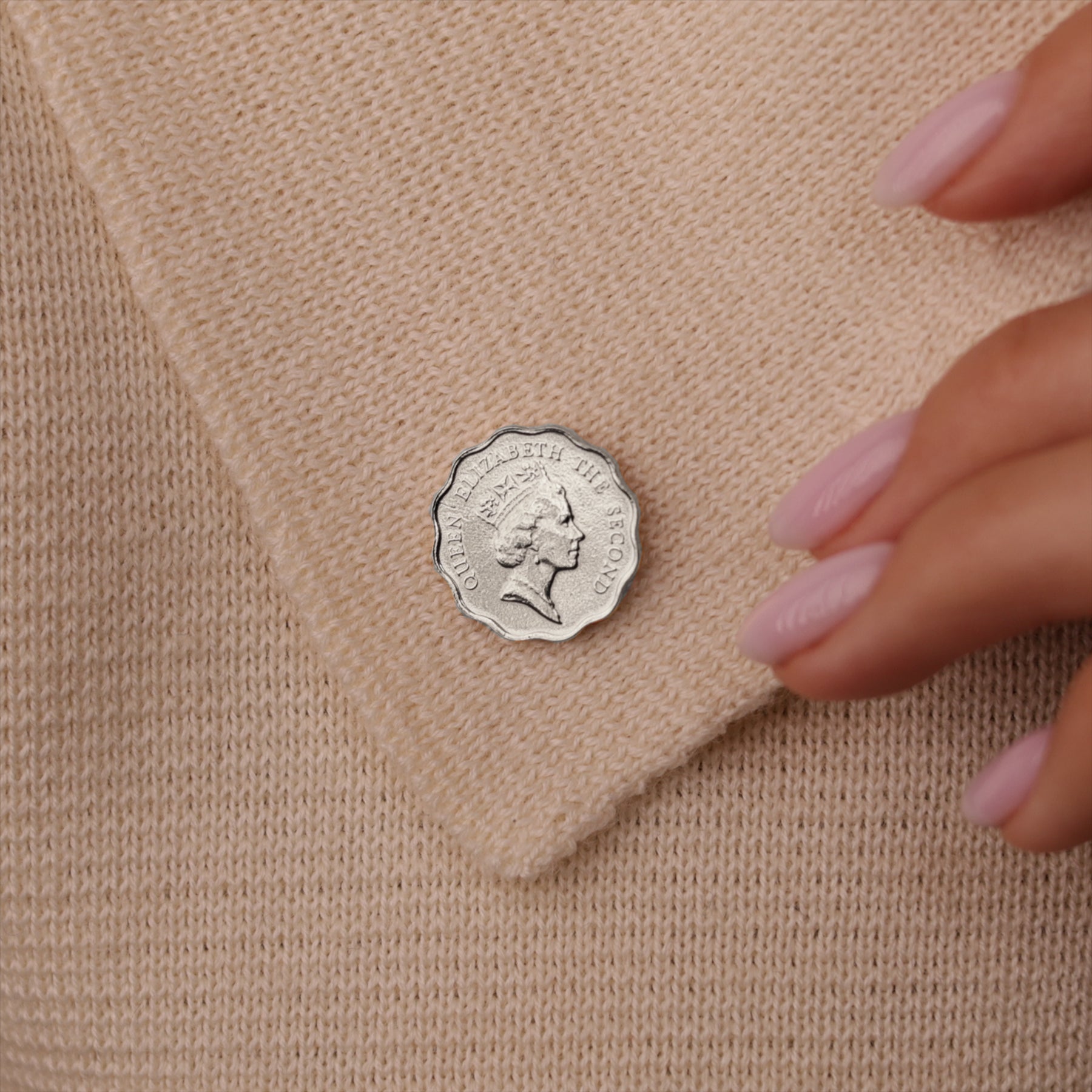 Broche et épinglette en forme de pièce de monnaie de Hong Kong | Bijoux vintage de collection | Pièce de 20 cents plaquée nickel | Reine Élisabeth II