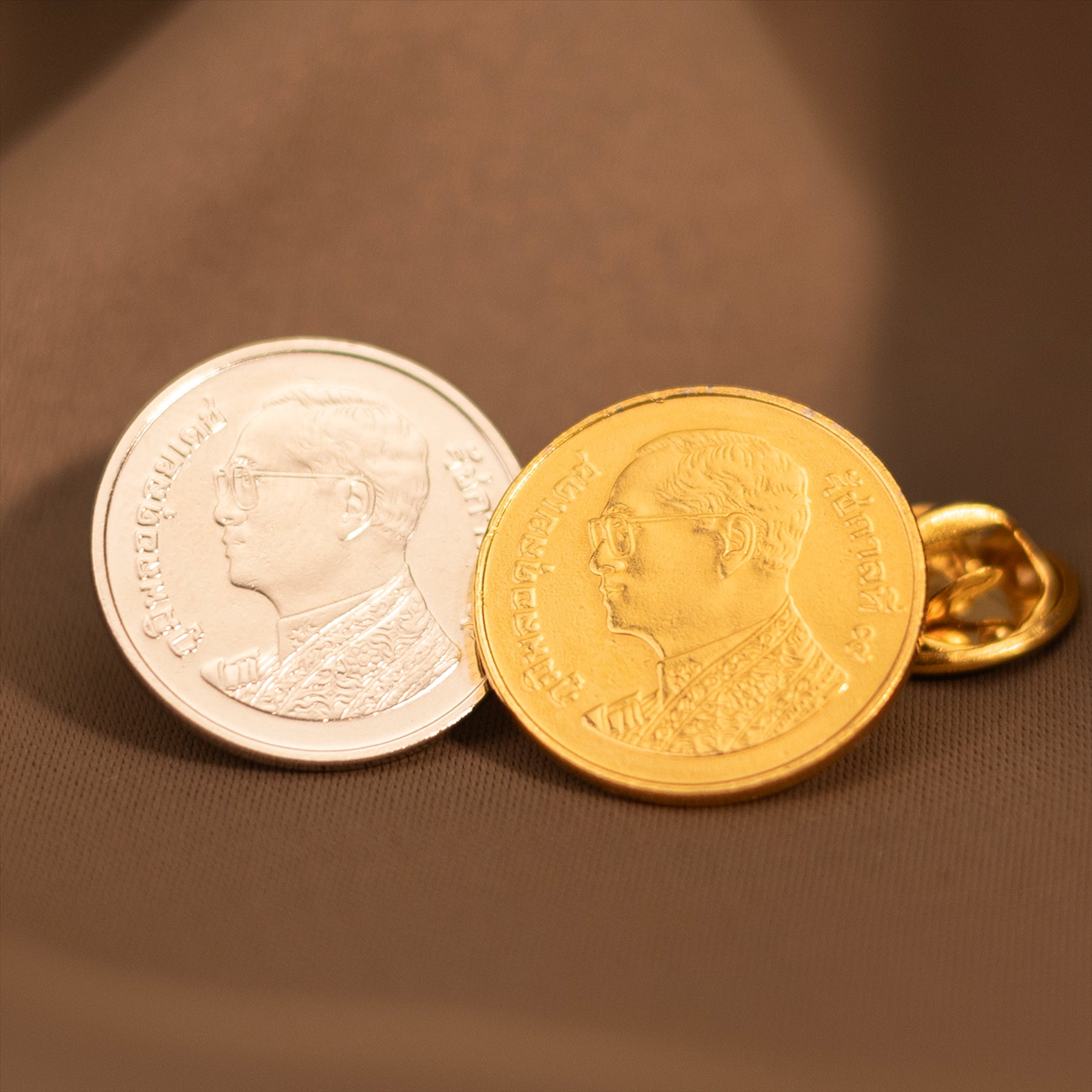 Broche et badge pièce de monnaie thaïlandaise | Bijoux vintage de collection | 1 baht plaqué or 18 carats | Roi Rama IX