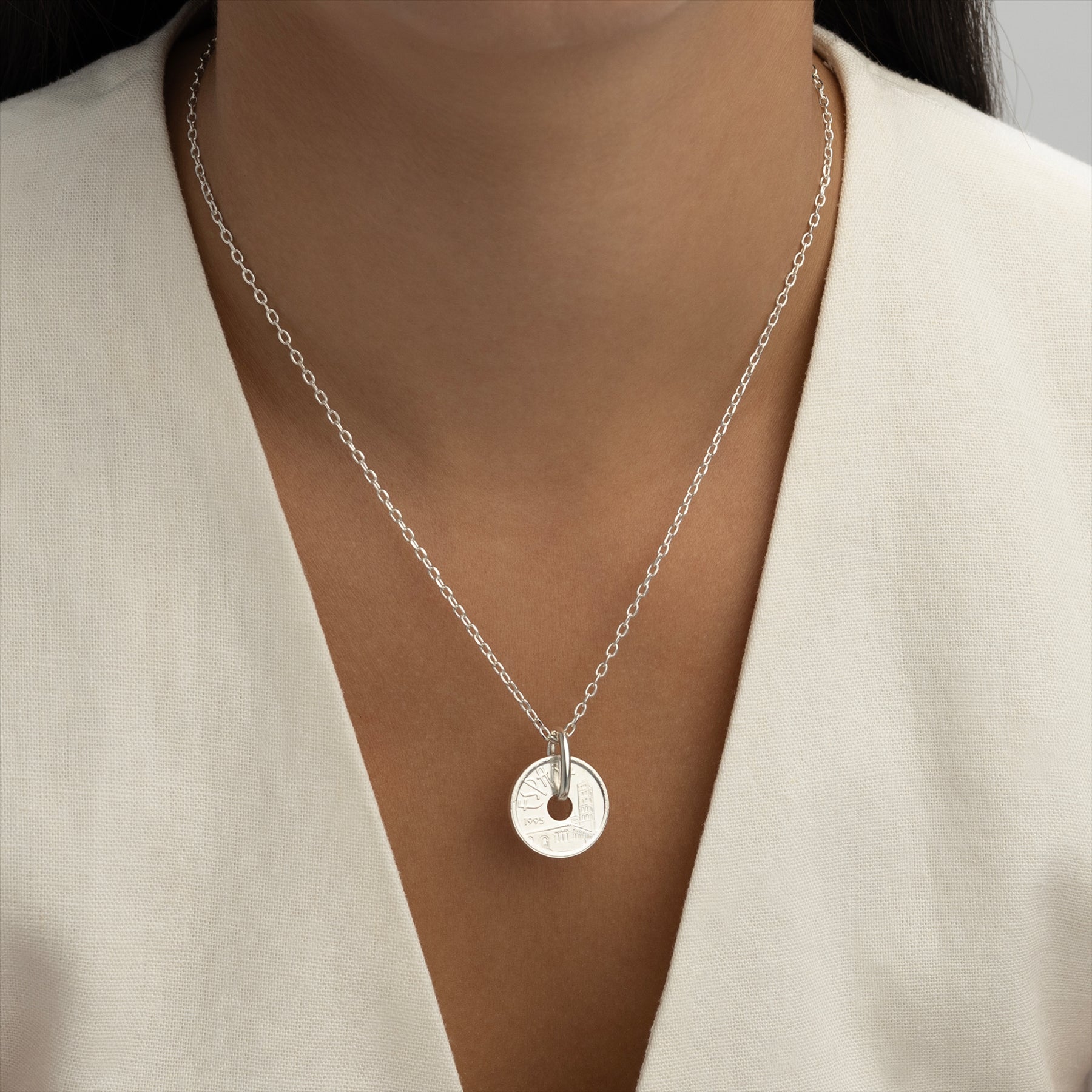 Collier avec pièce de monnaie espagnole | Pendentif médaillon | 5 pesetas plaquées rhodium | Castille-et-León | 1995