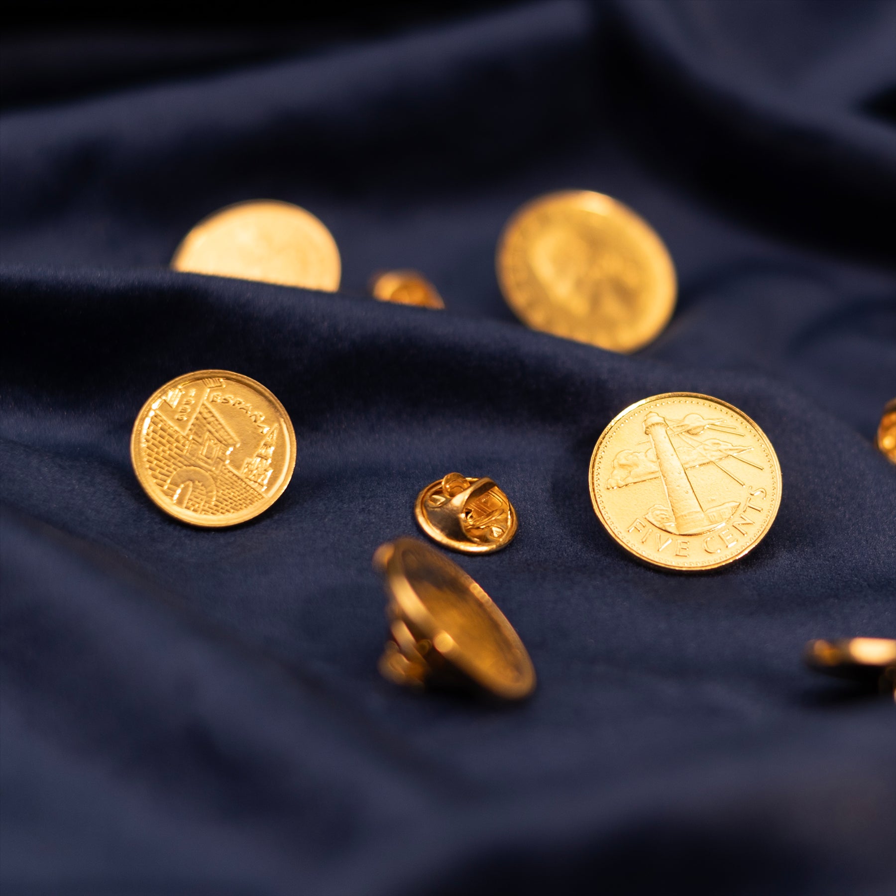 Broche-épingle en forme de pièce de monnaie espagnole | Bijoux vintage de collection | 5 pesetas plaquées or 18 carats | Porte de Charles Quint | 1996 | Renaissance espagnole et grandes réalisations historiques