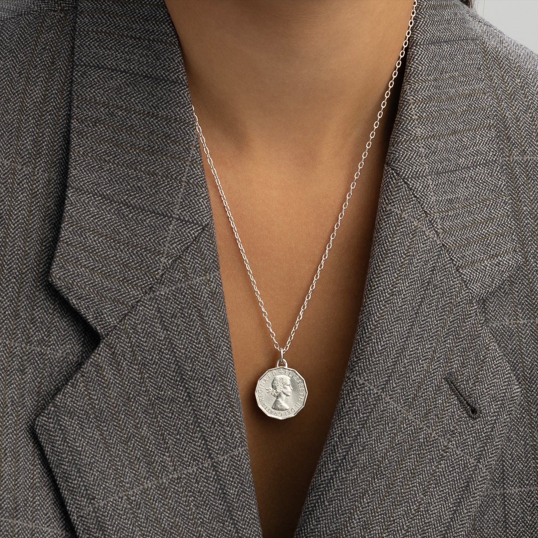 Collier avec pièce de monnaie britannique | Pendentif médaillon | Pièce de 3 pence plaquée rhodium | Reine Élisabeth II | 1954-1970