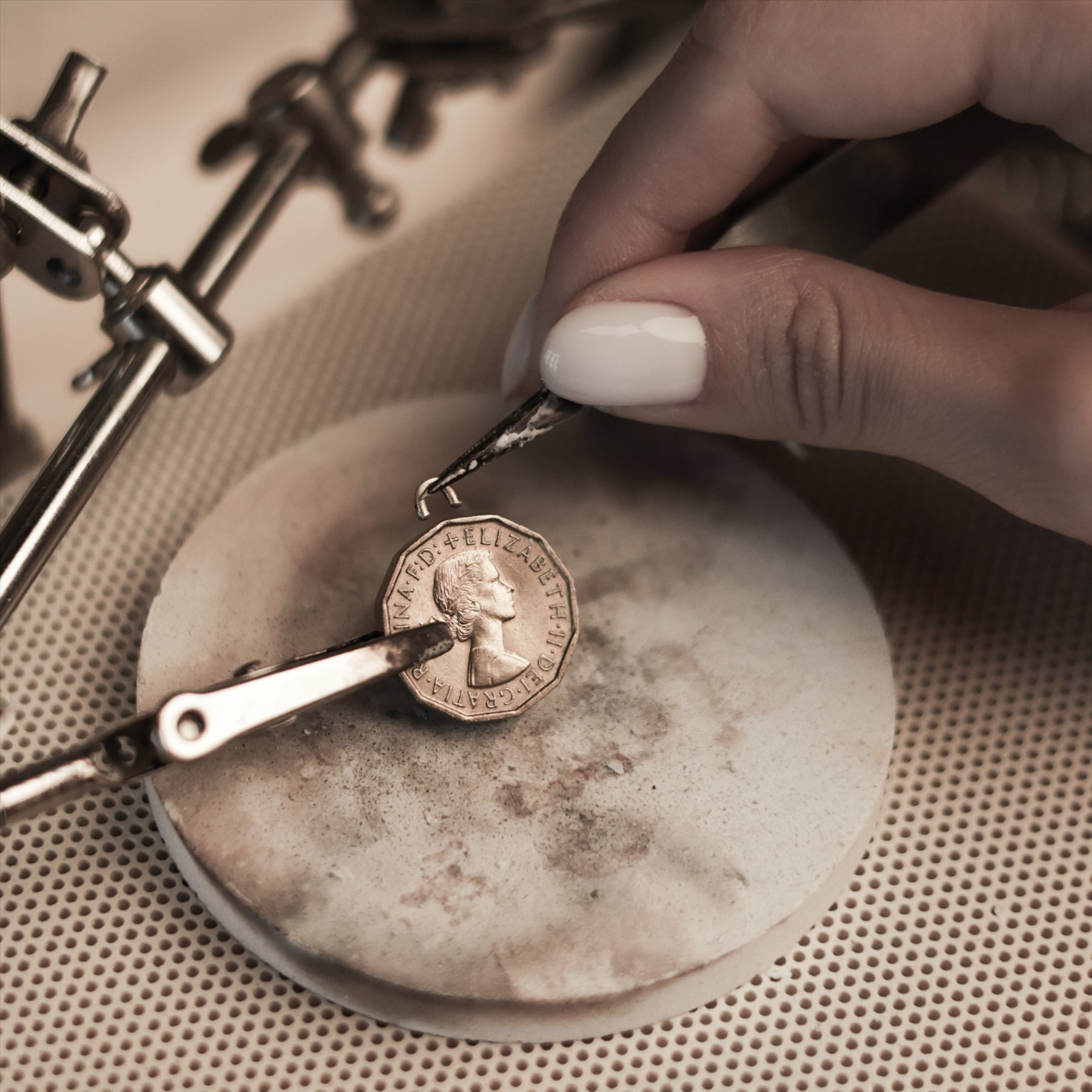 Collier avec pièce de monnaie britannique | Pendentif médaillon | Pièce de 3 pence plaquée rhodium | Reine Élisabeth II | 1954-1970